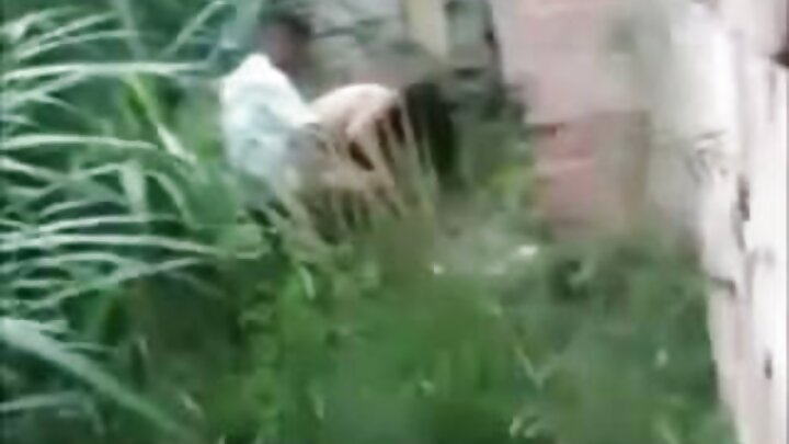 ایک تجربہ کار آدمی گھوبگھرالی بالوں والی خوبصورتی کو تقریباً چودتا ہے۔