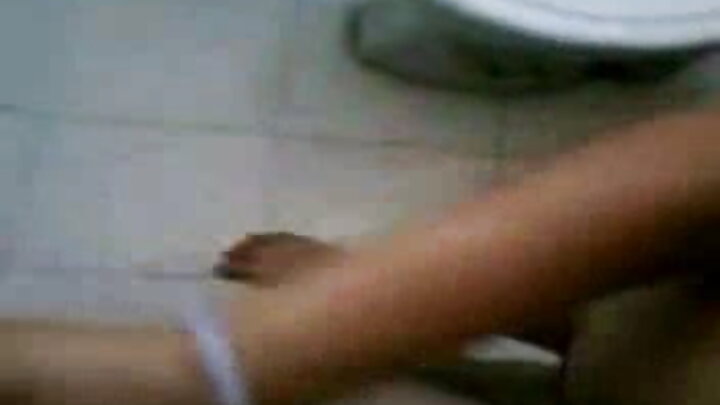بھوکے بچے دوست کے سخت لنڈ پر زور سے اچھالتے ہیں۔