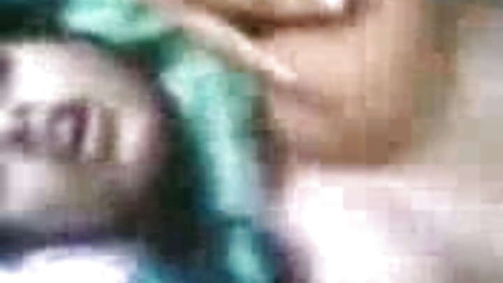 ایک آدمی بلی میں اپنی پھنسی سوتیلی بہن کو چودتا ہے۔