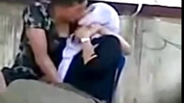 پتلی ڈیمی ہاکس ایک بڑے سیاہ فام آدمی کے ساتھ اپنے بوائے فرینڈ کو دھوکہ دیتی ہے۔