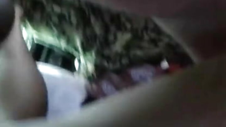 فحش کی مالش کریں جہاں نومی زرخ ایک سیاہ فام آدمی کے لنڈ کو خوش کرتی ہے۔