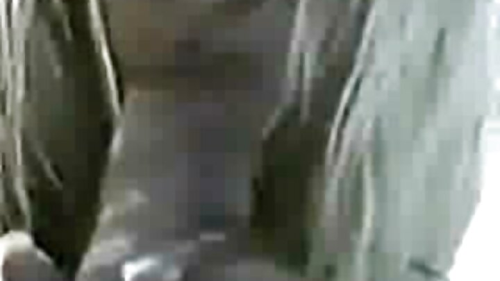 ایک گرم چوزہ اپنے آپ کو اینل سیکس سیکس کے لیے تیار کرتا ہے۔