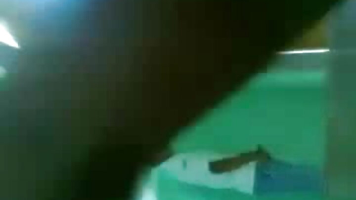 دو میں ڈاکٹروں نے ایک لڑکی کو بیت الخلا میں ایک مرغ کے ذریعے چود لیا ہے۔