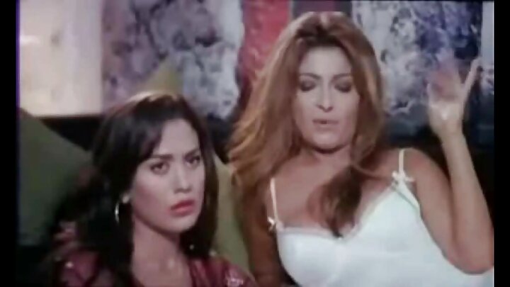 threesome porn جہاں ایک لڑکا دو گرم لڑکیوں کو چودتا ہے۔
