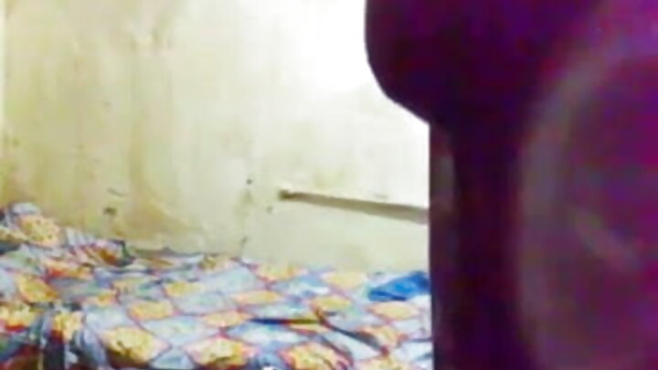 ایک گنجے آدمی نے ایک گرم گیمر لڑکی کو اپنے ڈک پر رکھا