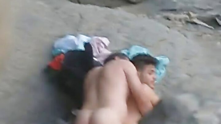 ایک سیاہ فام آدمی جوش کے ساتھ ایک گرم brunette fucks
