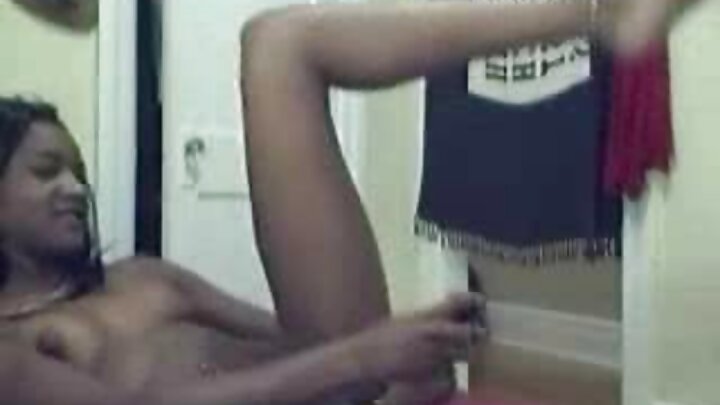 روسی لڑکا اپنی سوتی ہوئی سوتیلی بہن کو چودتا ہے۔