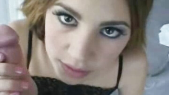نشے میں سیکس جہاں ایک آدمی روسی لڑکی کو چودتا ہے۔