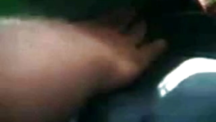 دو MILFs طوفان کے دوران ایک نوجوان لڑکے کو چود رہے ہیں۔